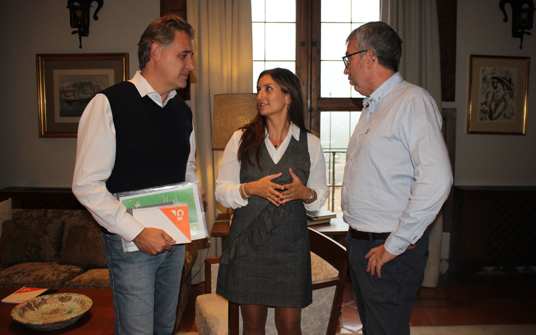 Los candidatos por Teruel y Madrid Joaquín Moreno y Sara Giménez junto con el concejal de Alcañiz Kiko Lahoz, este martes, en el Parador / L. Castel