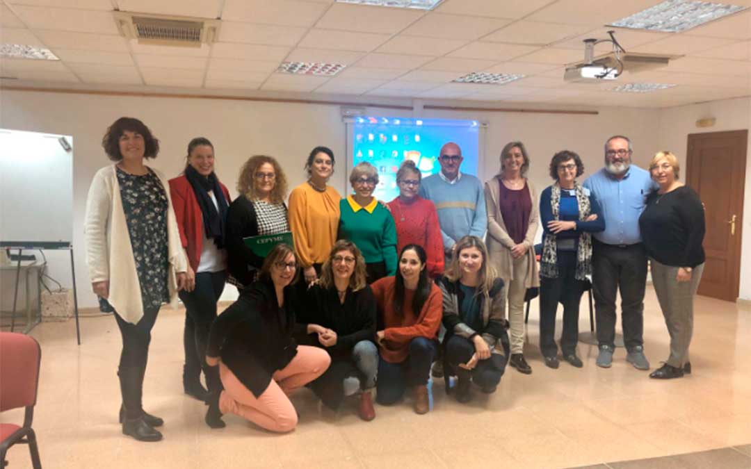 Representantes de las asociaciones empresariales turolenses se han reunido este martes con la directora general de Ferias, Comercio y Artesanía, Eva Fortea./ DGA