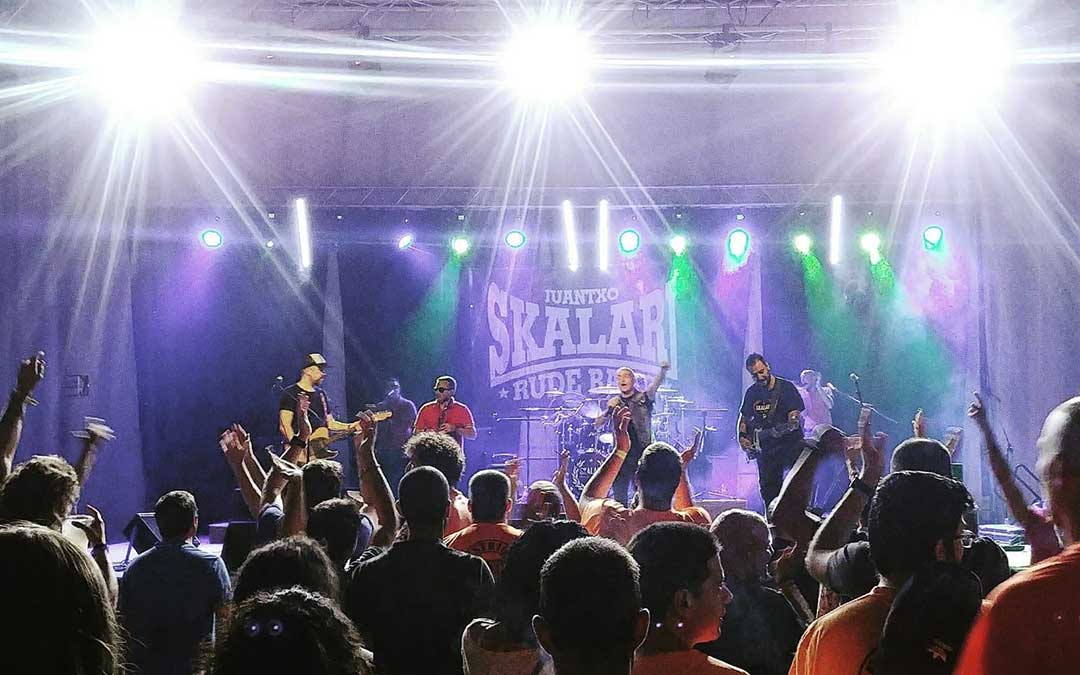 Juantxo Skalari y la Rude Band durante su actuación en Caspe, el pasado sábado por la noche en el pabellón municipal.