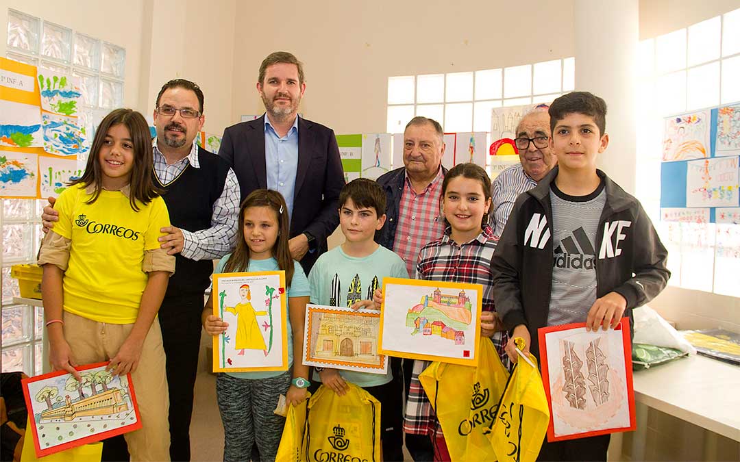 A la izquierda, de amarillo, la ganadora del concurso Telma Thomson Castelló./ Ayuntamiento de Alcañiz
