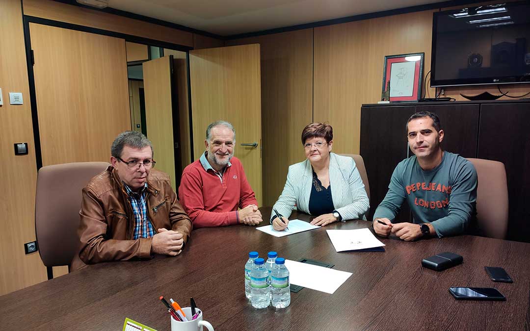 Representantes municipales de Caspe junto al presidente de ASADICC en el momento de la firma del convenio.