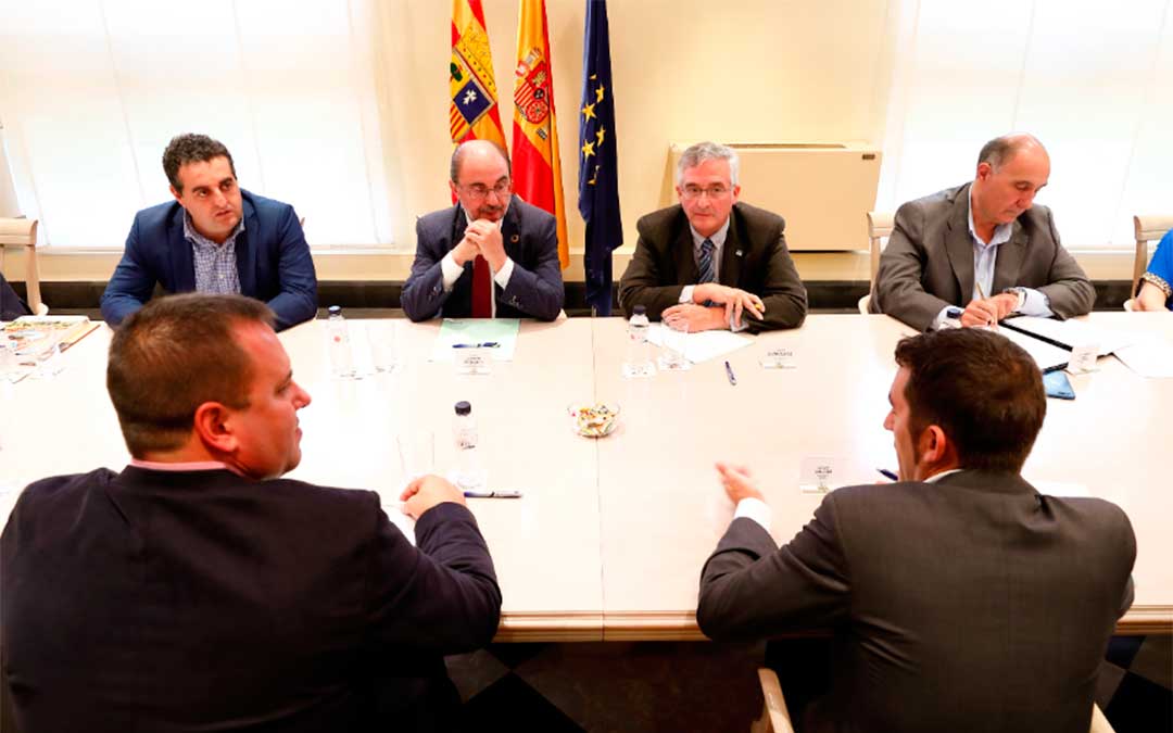El Presidente de Aragón, Javier Lambán, y el consejero de Agricultura, Ganadería y Medio Ambiente, Joaquín Olona, se han reunido este viernes con UAGA, Araga, Asaja y UPA en el Edificio Pignatelli./ DGA