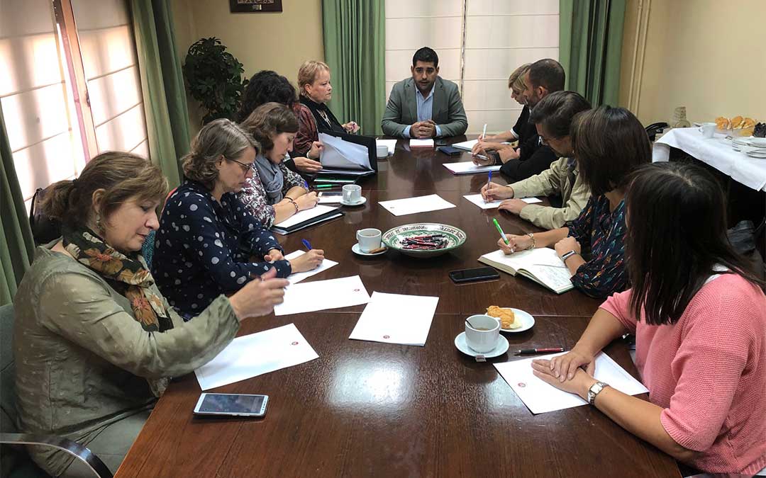 Diego Piñeiro en la reunión con los técnicos de las 10 comarcas turolenses./ DPT