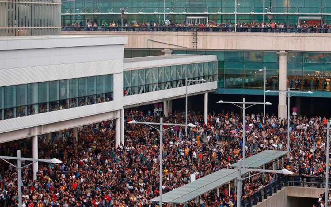 Manifestantes en El Prat./ Quique García-EFE