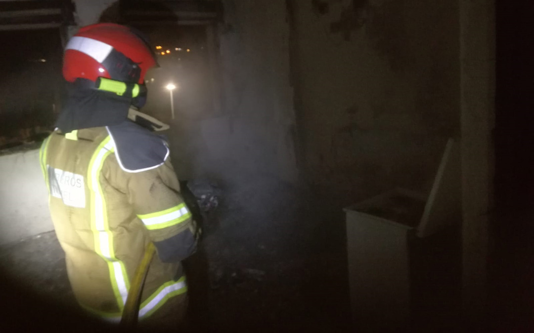 Los Bomberos del Parque de Calamocha, en la extinción del incendio de la vivienda deshabitada en Escucha. / Foto: Servicio de Bomberos de Teruel
