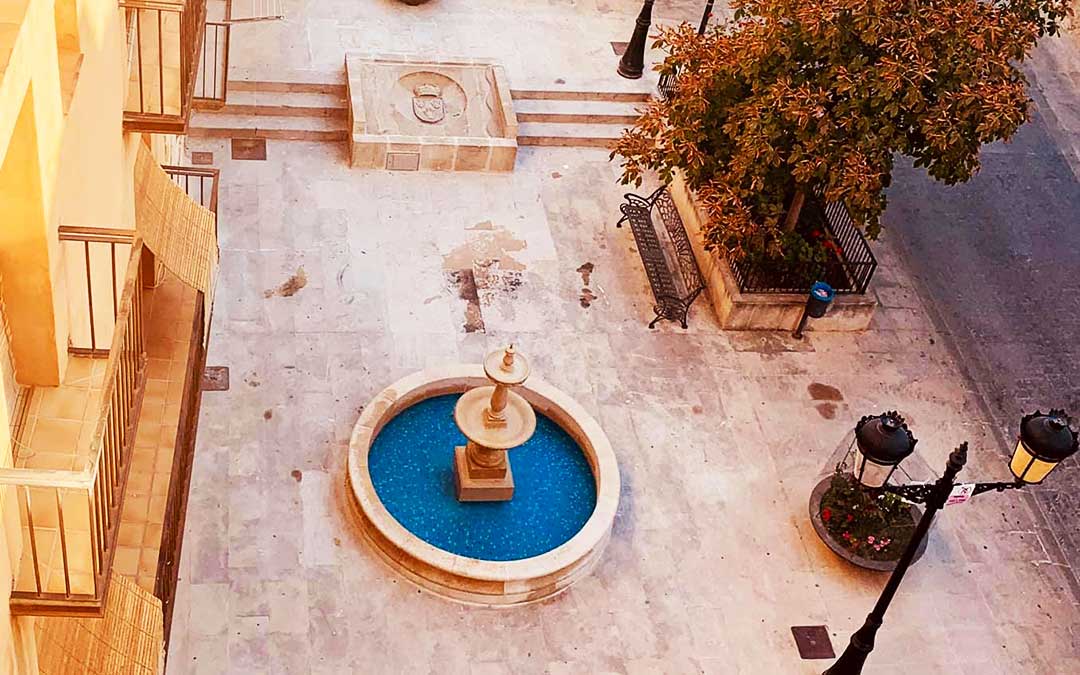Imagen de la nueva fuente y el escudo renovados, en la plaza.