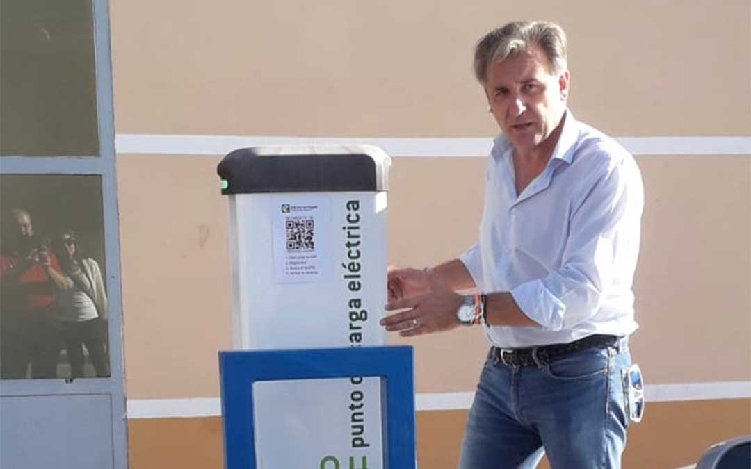 El alcalde de Utrillas, Joaquín Moreno, junto al recién instalado poste./ Ayuntamiento de Utrillas
