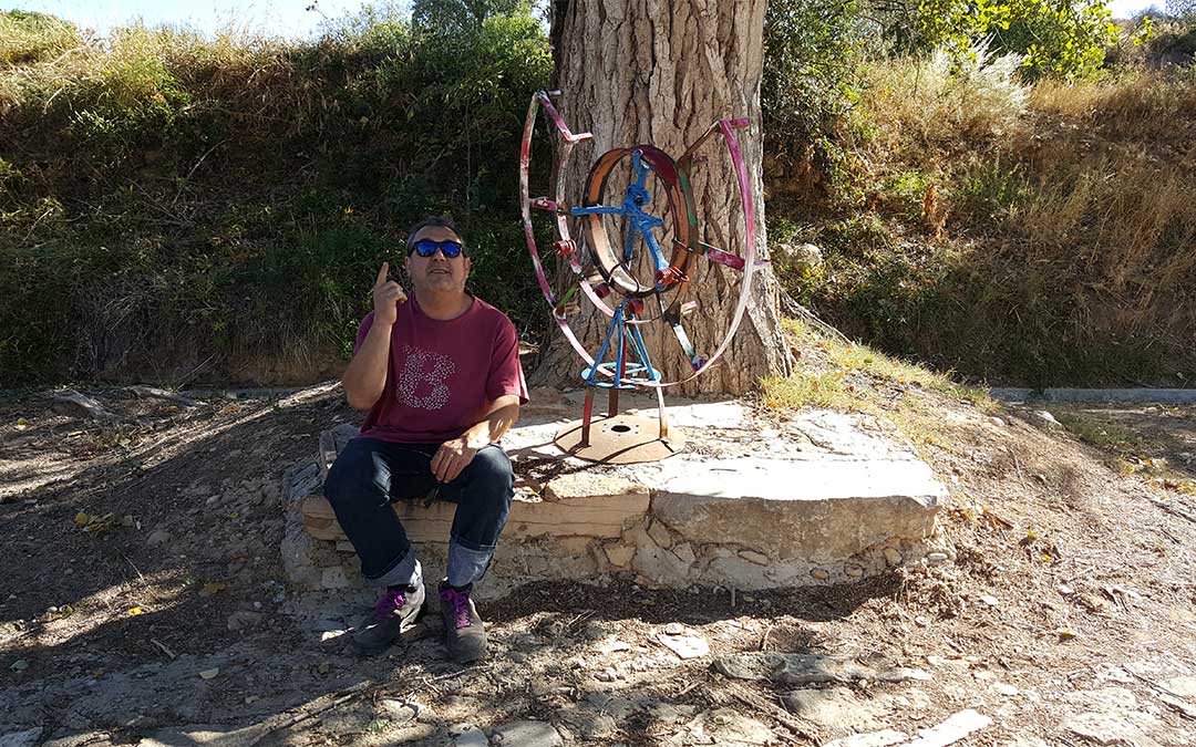 El artista José Azul junto a su creación./ M. Galve