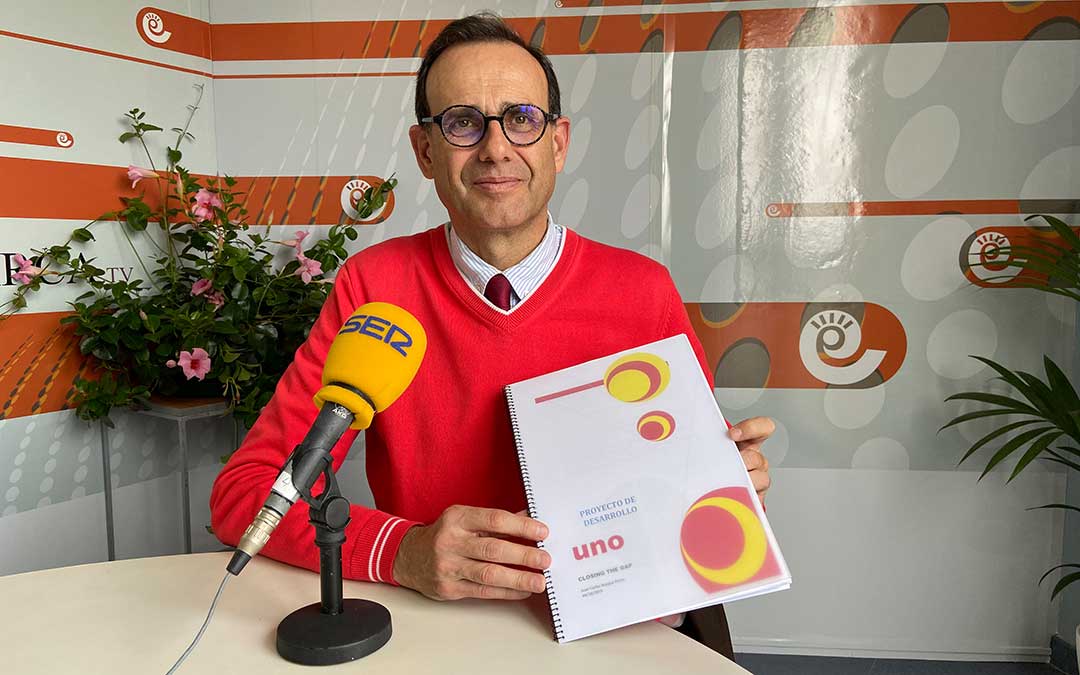 Juan Carlos Bosque junto al estudio presentado.