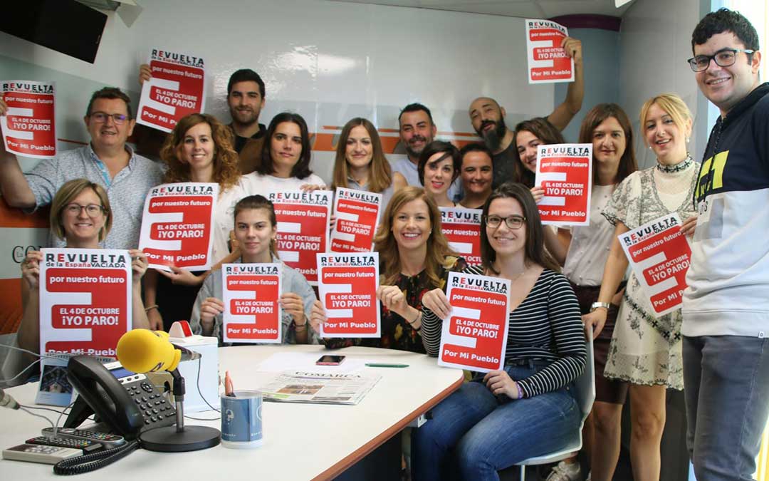 Equipo de La Comarca con el cartel reivindicativo del 4O.