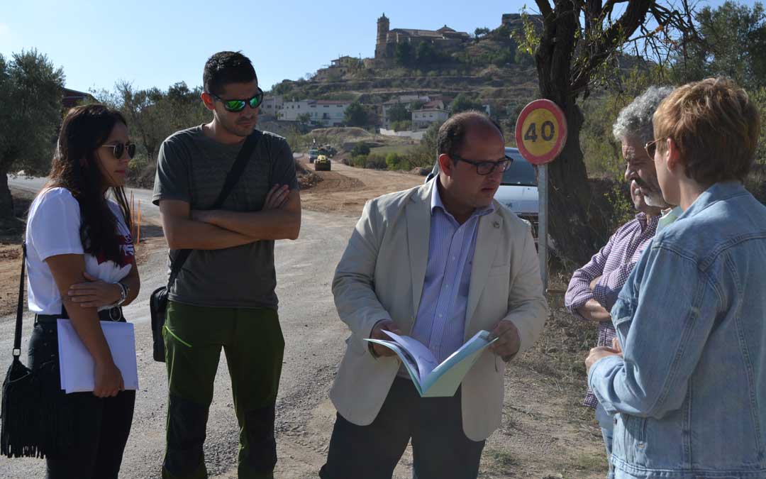 El vicepresidente de la DPT, Alberto Izquierdo, en su visita a las obras de mejora de la carretera de acceso a La Fresneda
