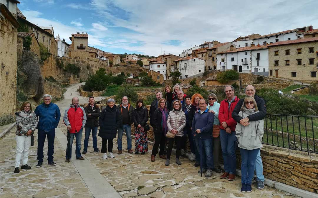 Una de las visitas guiadas en grupo del pasado fin de semana en un día otoñal recorriendo las calles de La Iglesuela del Cid. / Turismo La Iglesuela