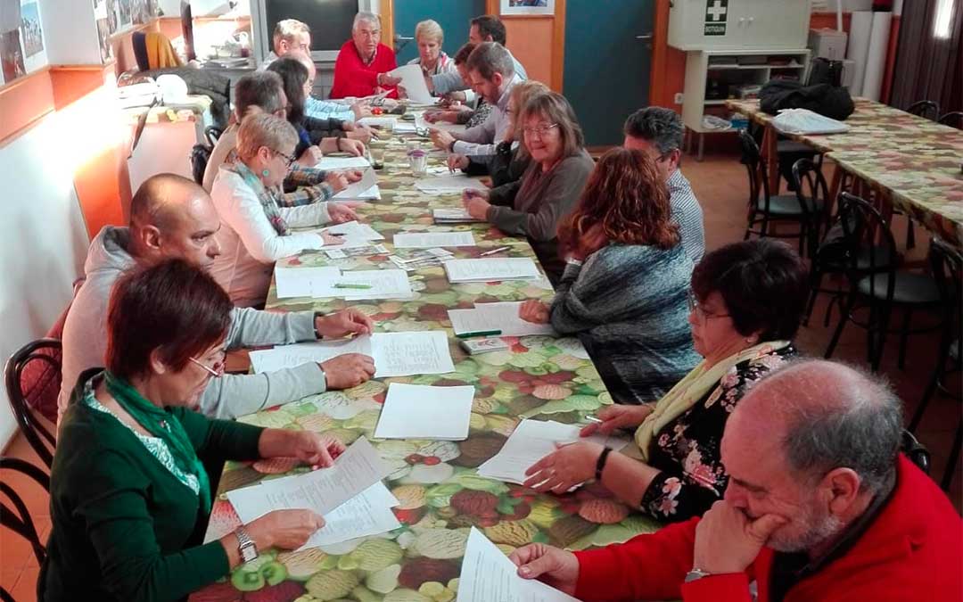 Reunión celebrada por los tres ayuntamientos y las asociaciones Las Cañas y Down Huesca este sábado en Fonz.