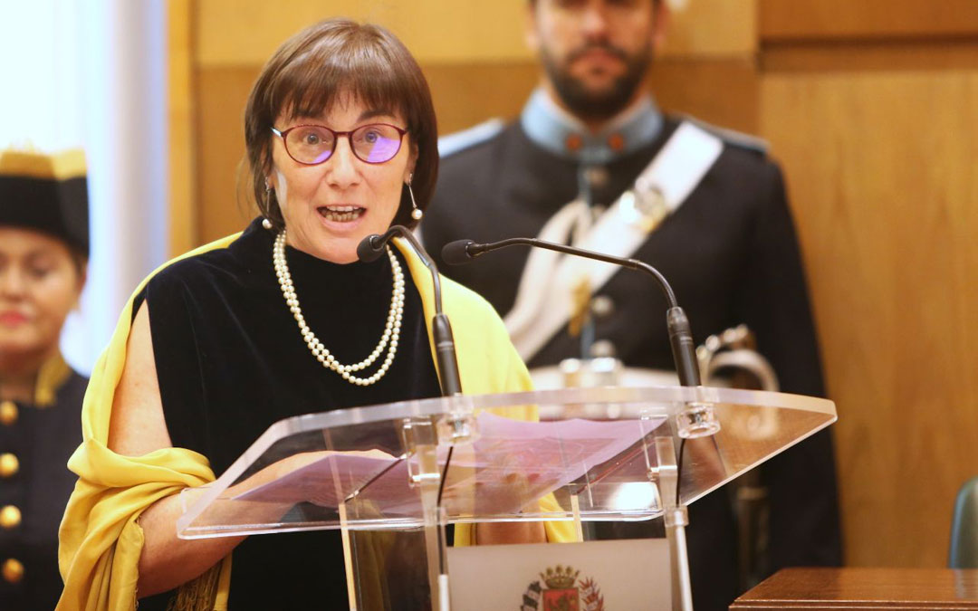 Carmen Magallón, en la pronunciación de su discurso como Hija Adoptiva de Zaragoza. / Ayuntamiento de Zaragoza
