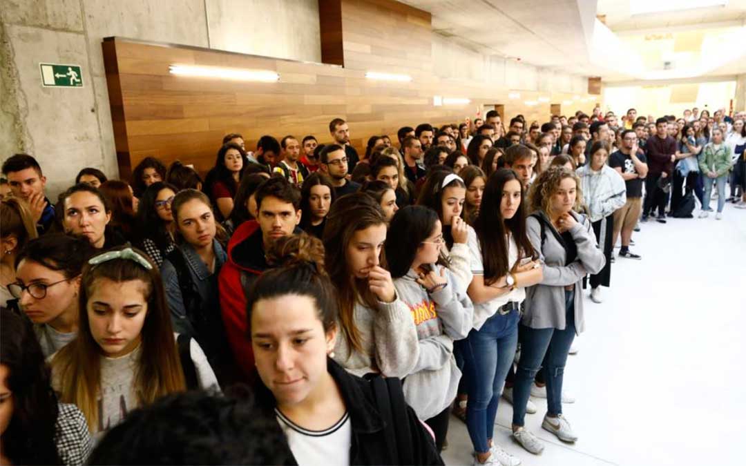 Profesores y compañeros del estudiante zaragozano de Erasmus fallecido guardan un minuto de silencio en la Facultad de Educación.