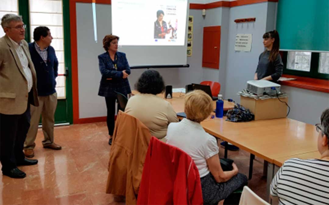 La consejera María Victoria Broto ha visitado la primera sesión de este curso en el Hogar de Mayores de Delicias./ DGA