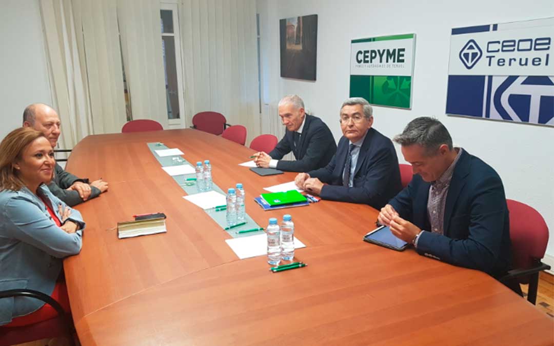 Mayte Pérez en la reunión con los empresarios turolenses./ DGA