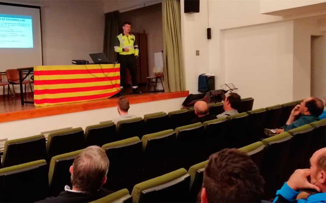 Cretas ha sido esta tarde la primera localidad en acoger una jornada sobre la circulación vial de maquinaria agrícola./ Javier de Luna