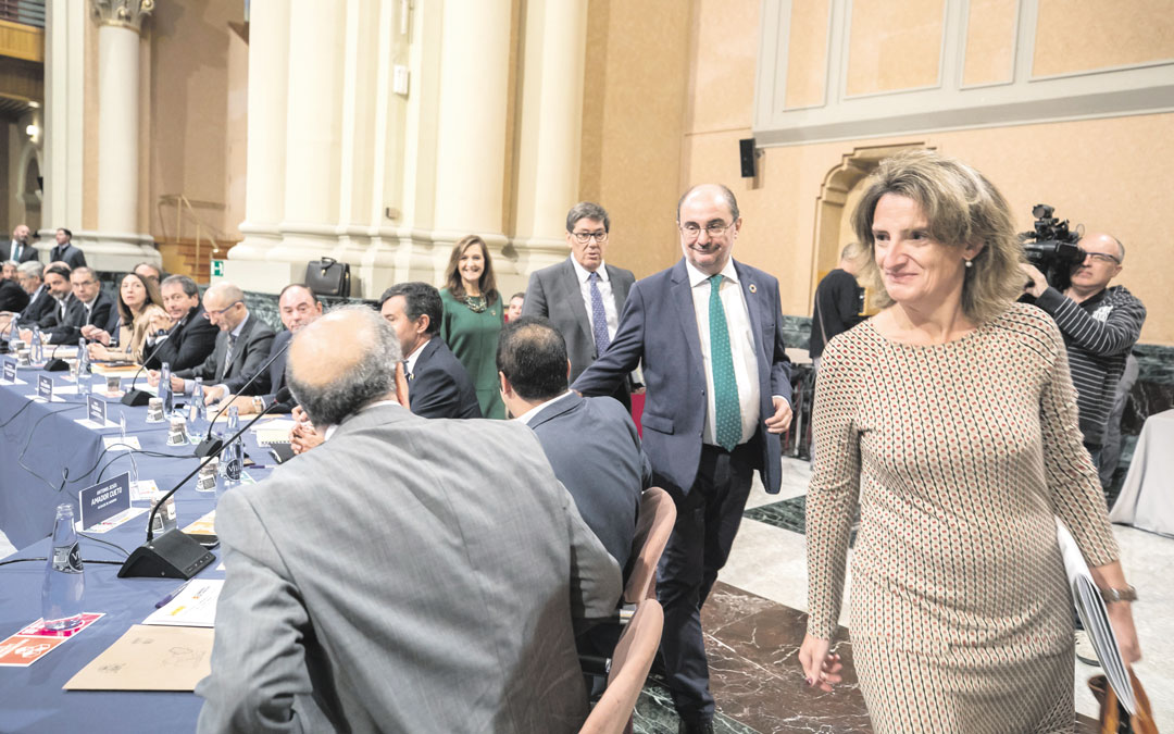 Ribera, Lambán, Aliaga y Sánchez pasan delante de Rando, Amador y Noé para tomar sitio en la reunión. Guillermo Mestre / Heraldo