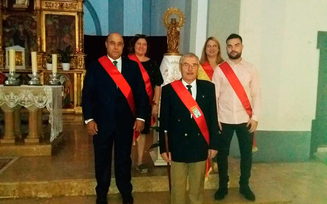 Representantes municipales maellanos esta mañana en los festejos de la Virgen del Pilar.