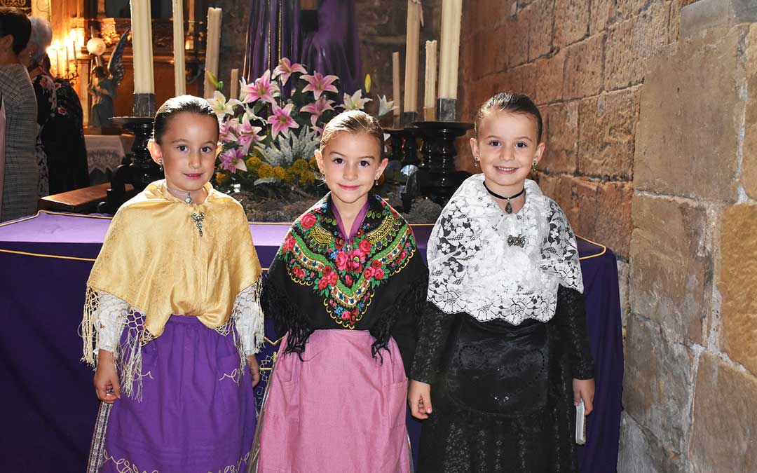 Tres niñas durante la celebración de la Ofrenda de Flores en Caspe.