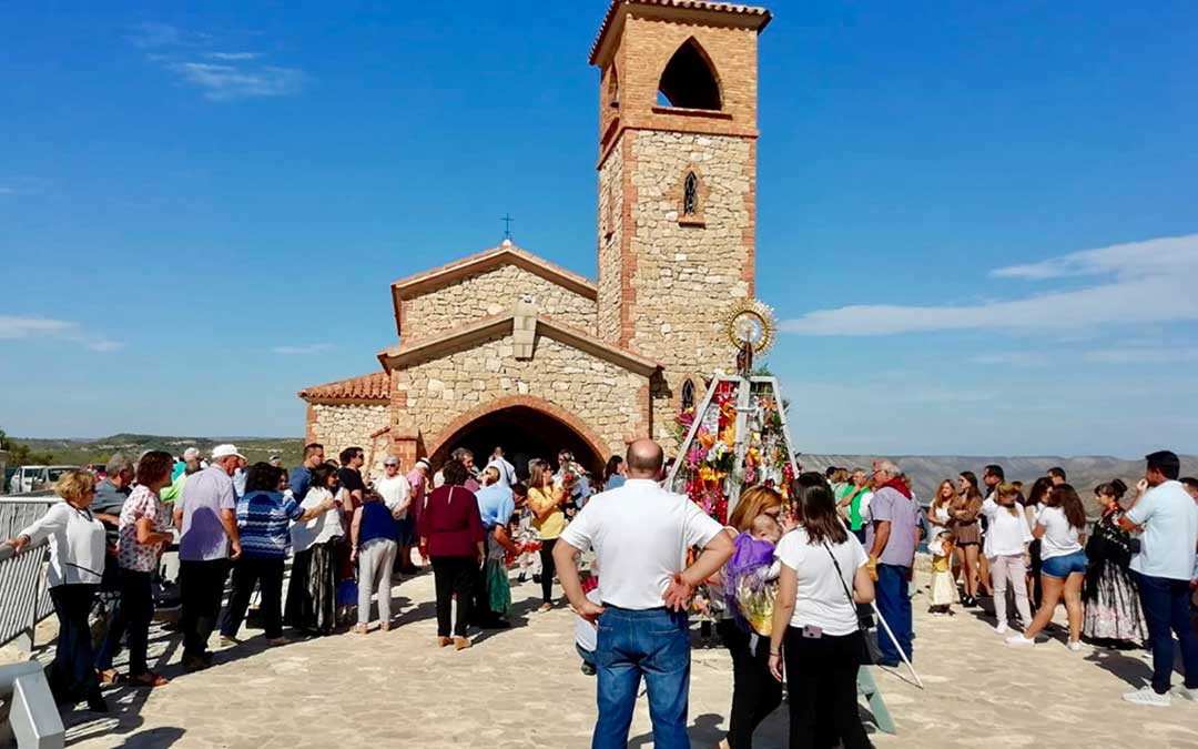 La Ofrenda de Flores en Fayón tuvo lugar a lo alto, en la Ermita del Pilar.