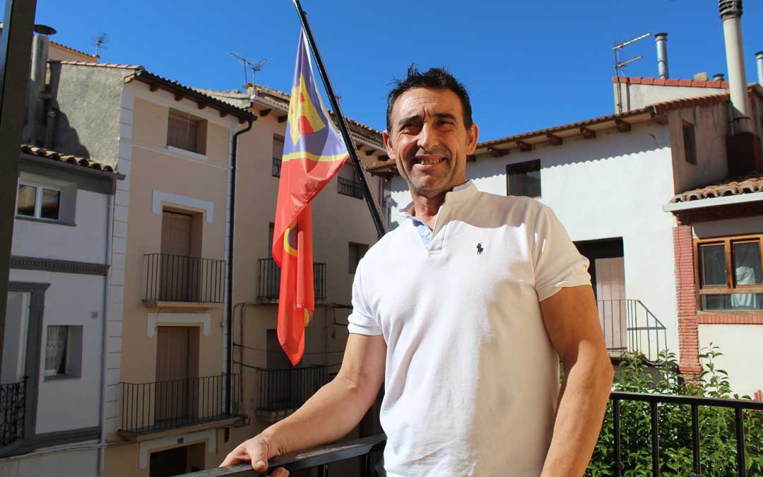 Villanueva, el viernes 4 de octubre, tras el paro de la España vaciada en el balcón del ayuntamiento de Oliete. / B. Severino