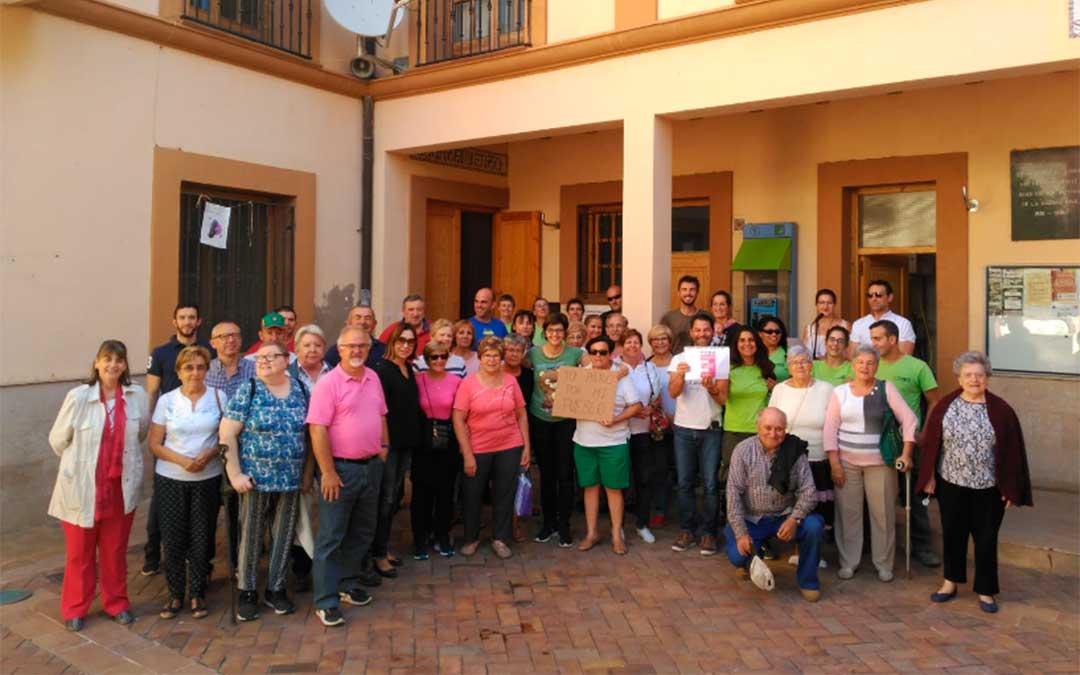 En Oliete, los vecinos han salido a la calle 5 minutos por la España vaciada.