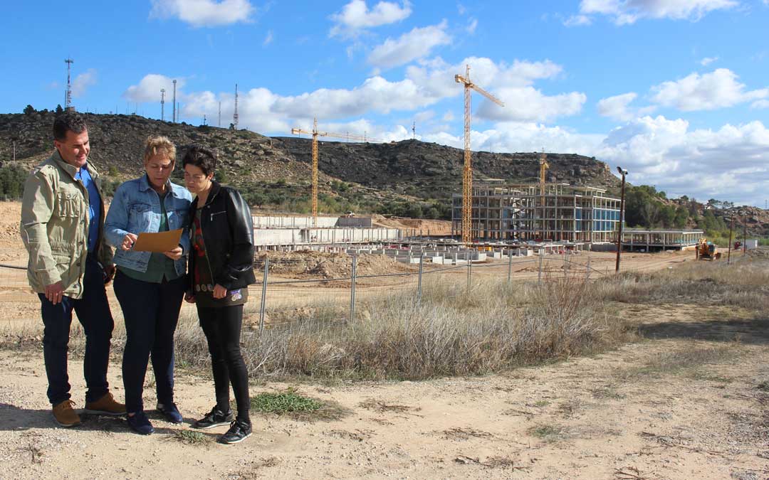 Los concejales del PAR Eduardo Orrios, Berta Zapater y Beatriz Altaba; este jueves, en las obras del nuevo Hospital, que no avanzan desde hace meses.