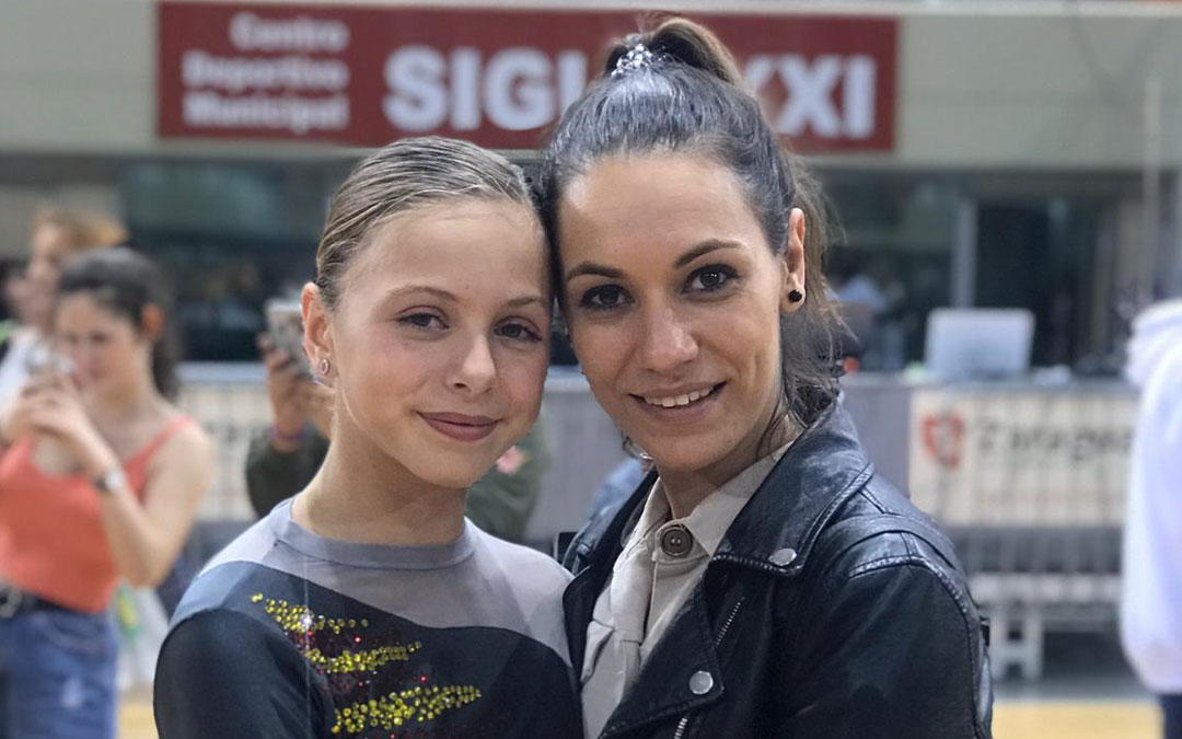 Ariadna Sanz junto a su entrenadora Esther Velilla