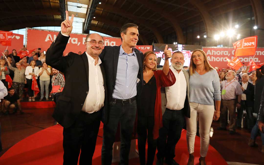 Javier Lambán, Mayte Pérez y Herminio Sancho con Pedro Sánchez este jueves en el mitin del PSOE en Teruel / Javier Escriche