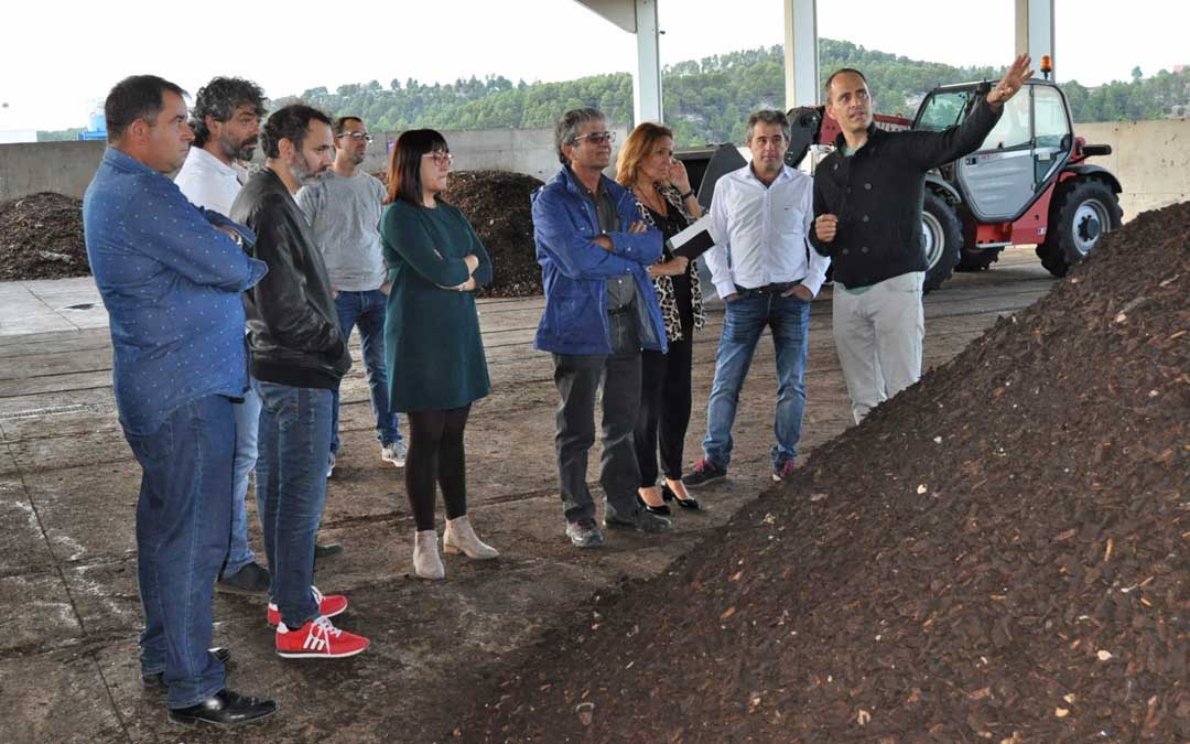 La consejera recorrió las instalaciones de planta de compostaje de Peñarroya de Tastavins ayer por la tarde