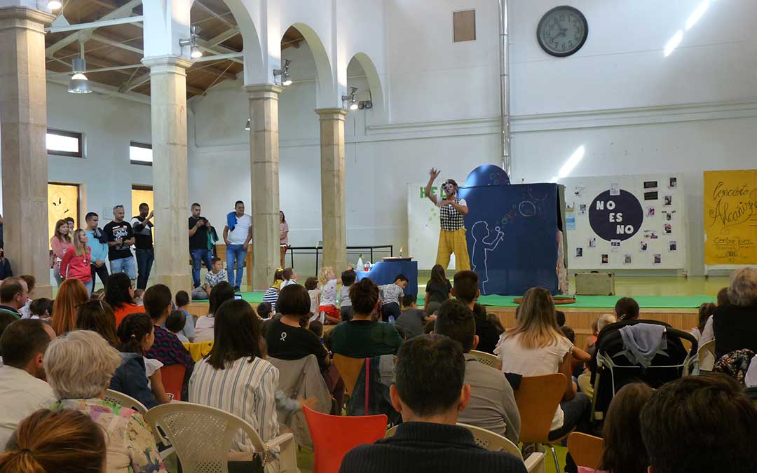 Imagen de archivo. Primera actividad del Peque Club tras la inauguración de este servicio en el Centro Joven de Alcañiz./ Alicia Martín