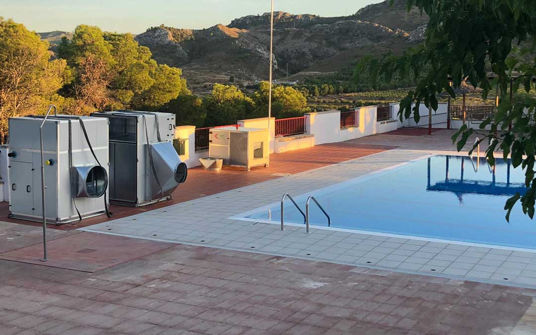 Se está cubriendo la piscina de verano con una carpa presostática / Ayto. Calanda