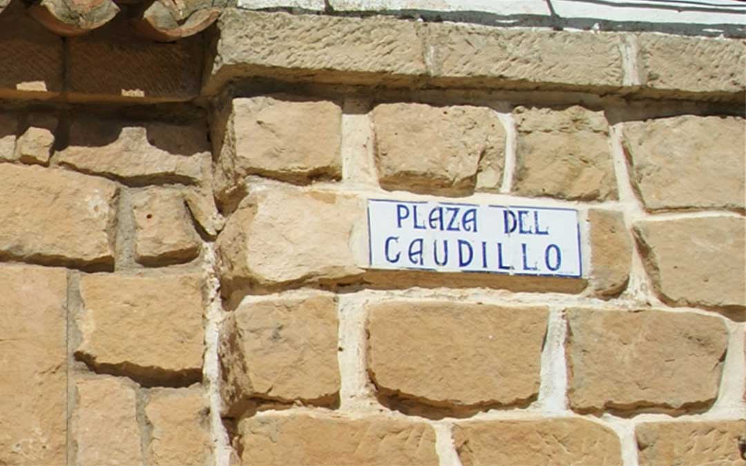 En Valmuel aún se encuentra la plaza del Caudillo dedicada a un dictador, Franco