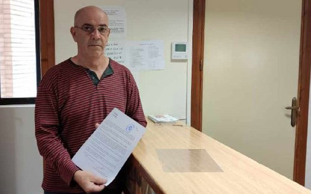 El secretario general de Podemos Alcañiz, Javier Jaén, ha entregado las propuestas de la formación / Podemos
