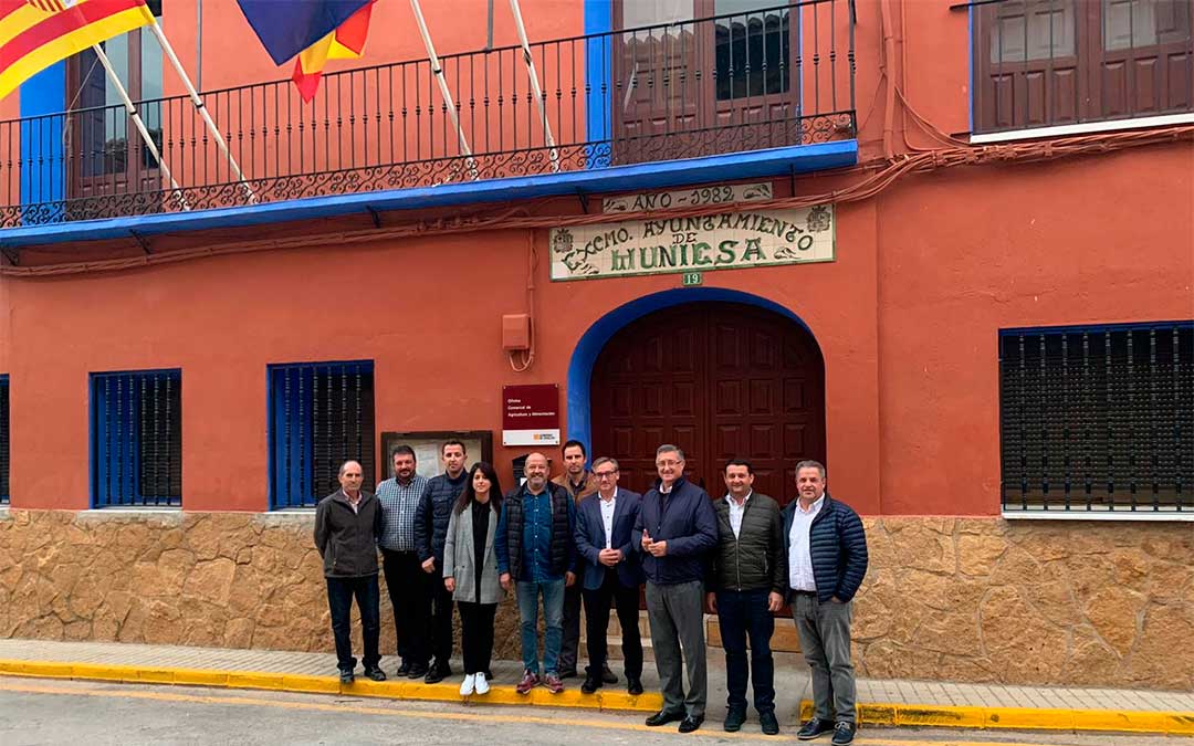 Candidatos populares a las elecciones del 10 de noviembre junto al equipo de Gobierno de Muniesa./ PP