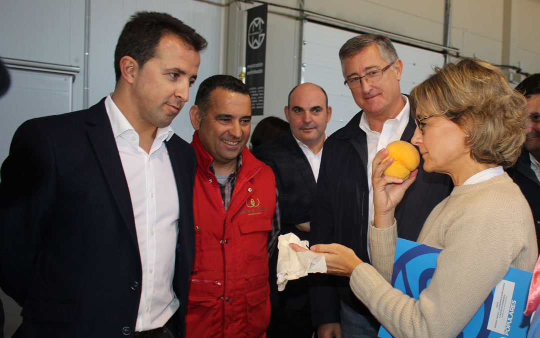 García Tejerina ha conocido de primera mano el melocotón de Calanda de El Miguelico con Alberto Herrero como anfitrión / L. Castel