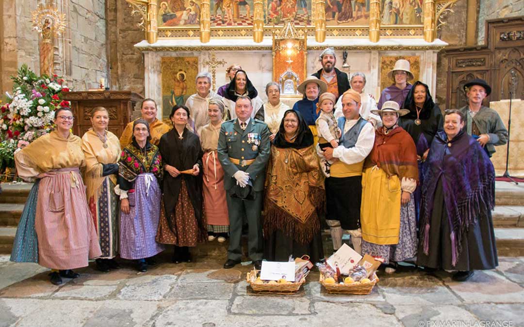 Premiados del concurso de Indumentaria, miembros de la Asociación Historica Vestimentum, y el capitán de la Guardia Civil de Caspe, Agustín Díaz./ Fotos de Fix Martin Lagrange