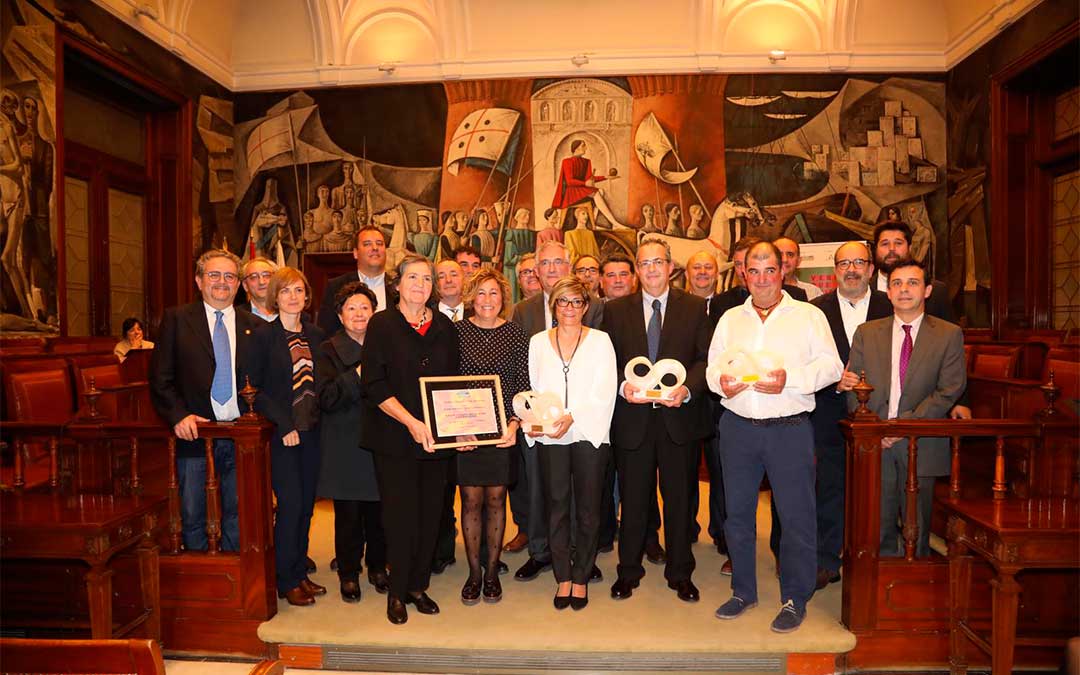 Premiados, miembros de Alianza Agroalimentaria Aragonesa y representantes de DPZ./ Agencia Almozara