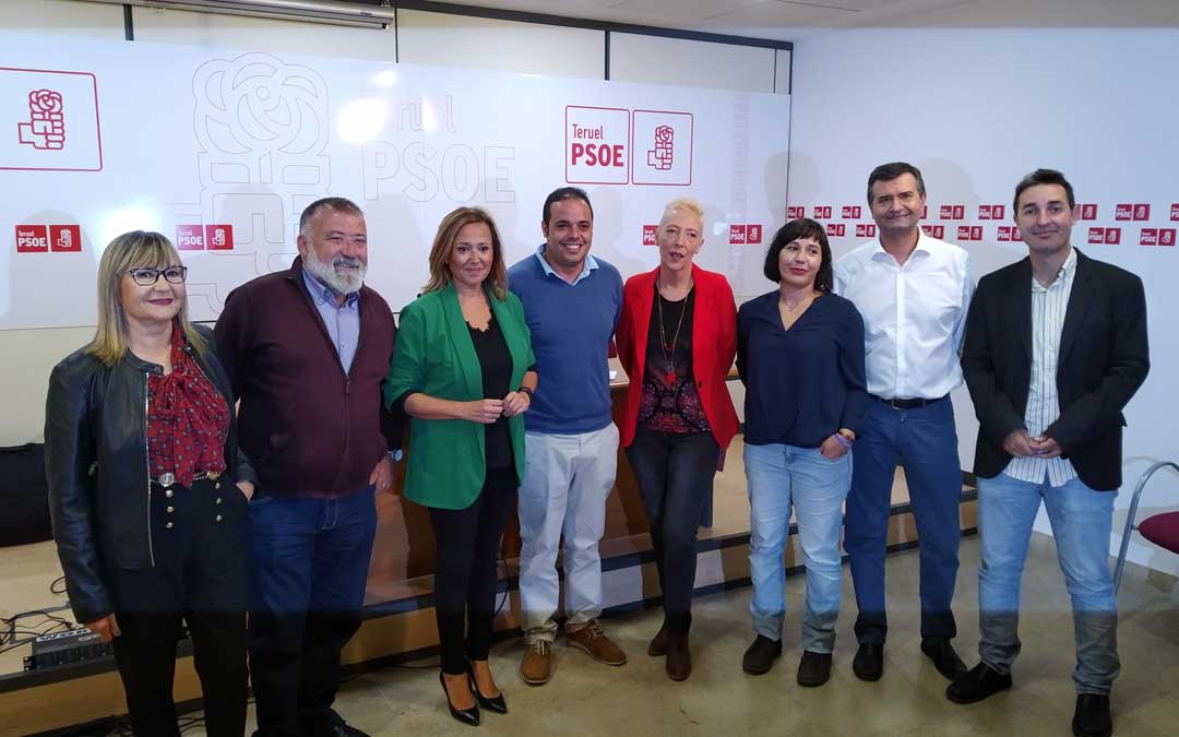 Foto de familia de la candidatura del PSOE al Congreso y Senado por Teruel junto a la secretaria general y el coordinador de campaña / PSOE