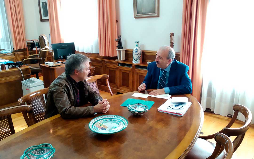 Reunión del Presidente de la Diputación de Teruel, Manuel Rando, con el director de la Fundación Antonio Gargallo, Alfonso Blesa.