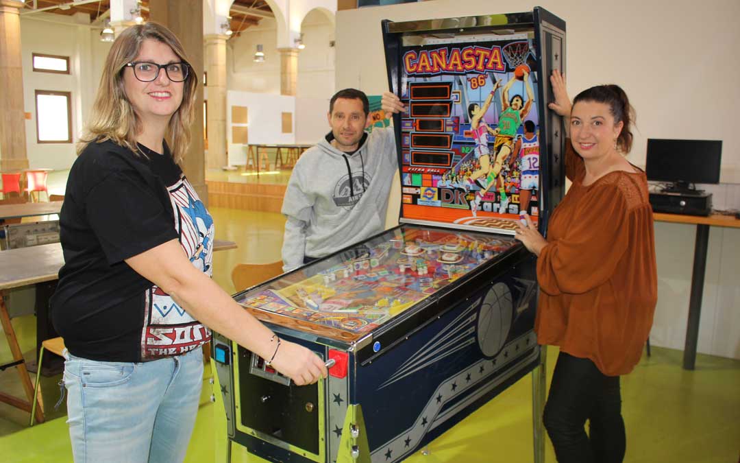 Susana Mene, edil de Juventud e Infancia de Alcañiz; Toñín Lizana, presidente de las. Ranetas; y María Gascón, responsable del Centro Joven, este jueves en rueda de prensa / L. Castel
