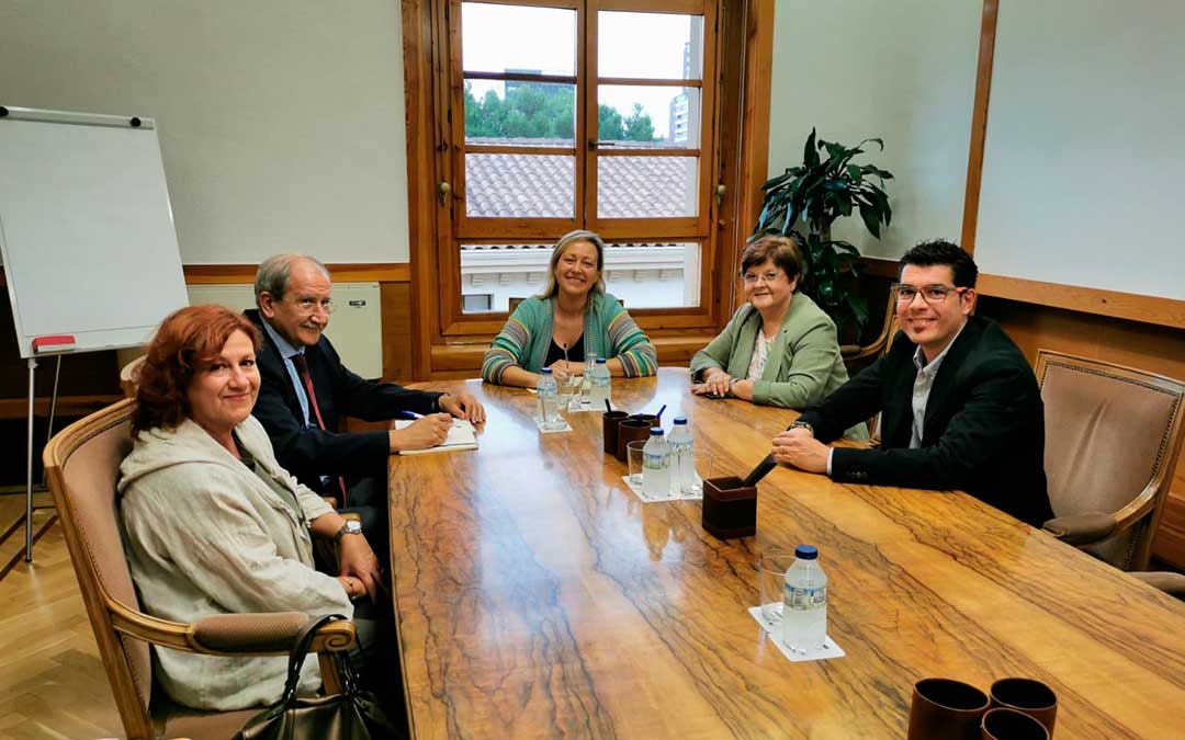 La alcaldesa de Caspe acompañada de los Concejales de Industria y Hacienda, Elise Ventura y José Manuel Jariod, reunidos con la consejera Marta Gastón y el Director Gerente de Aragón Plataforma Logística (APL).