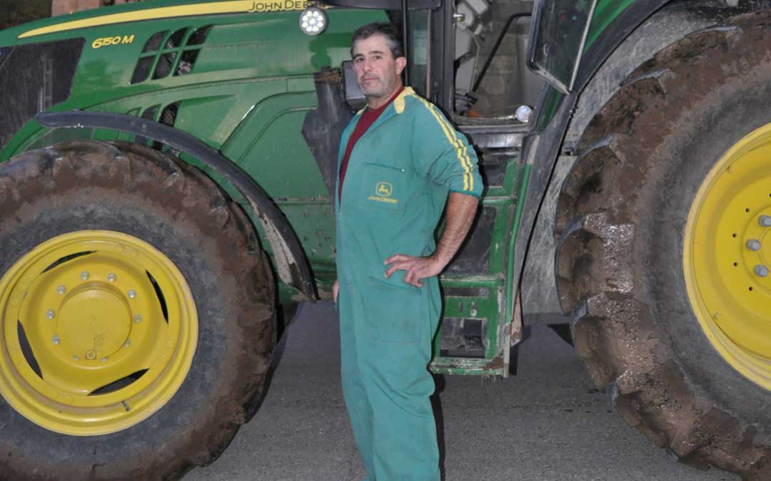 El alcalde de Peñarroya volviendo de una jornada de labranza en uno de los campos que cultiva