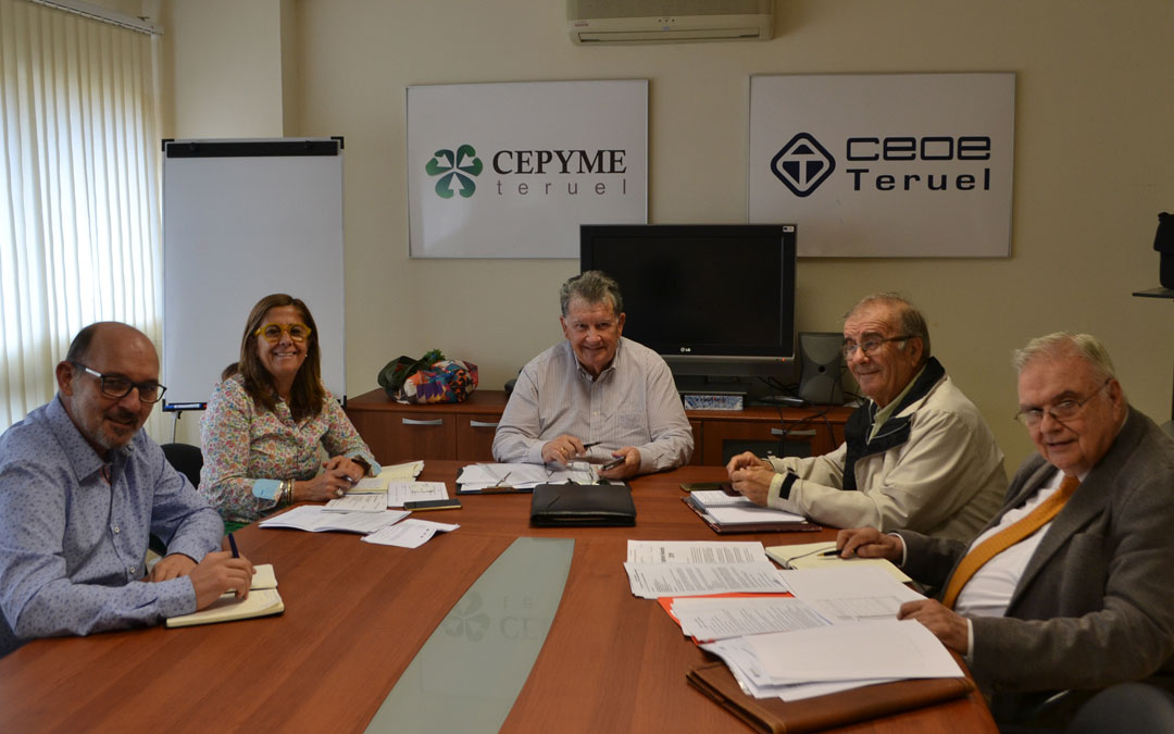 Cinco de los miembros del comité de dirección de SECOT, ayer en la sede de CEOE Cepyme en Alcañiz.