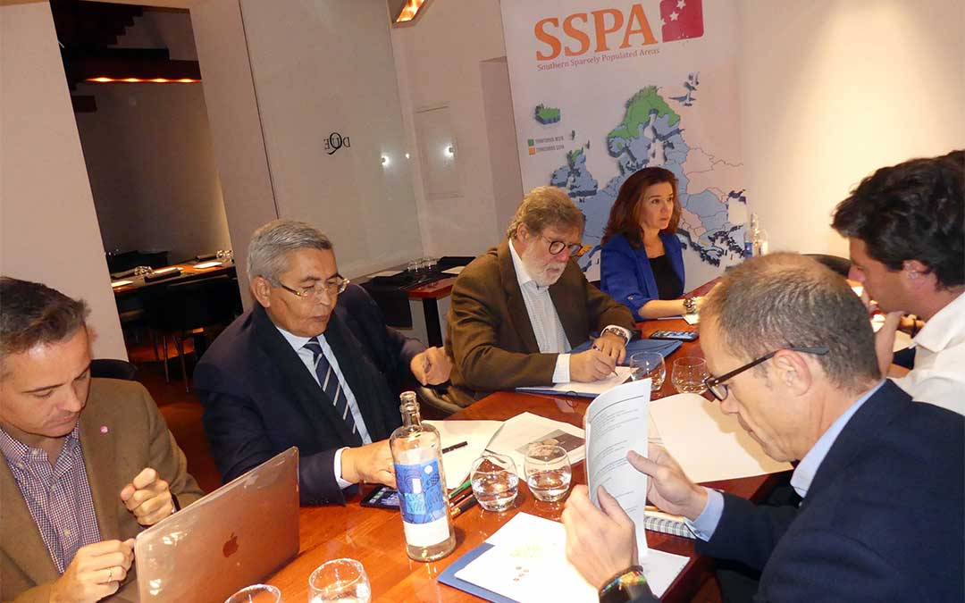 Reunión mantenida por los empresarios y la red SSPA en Soria./ CEOE TERUEL