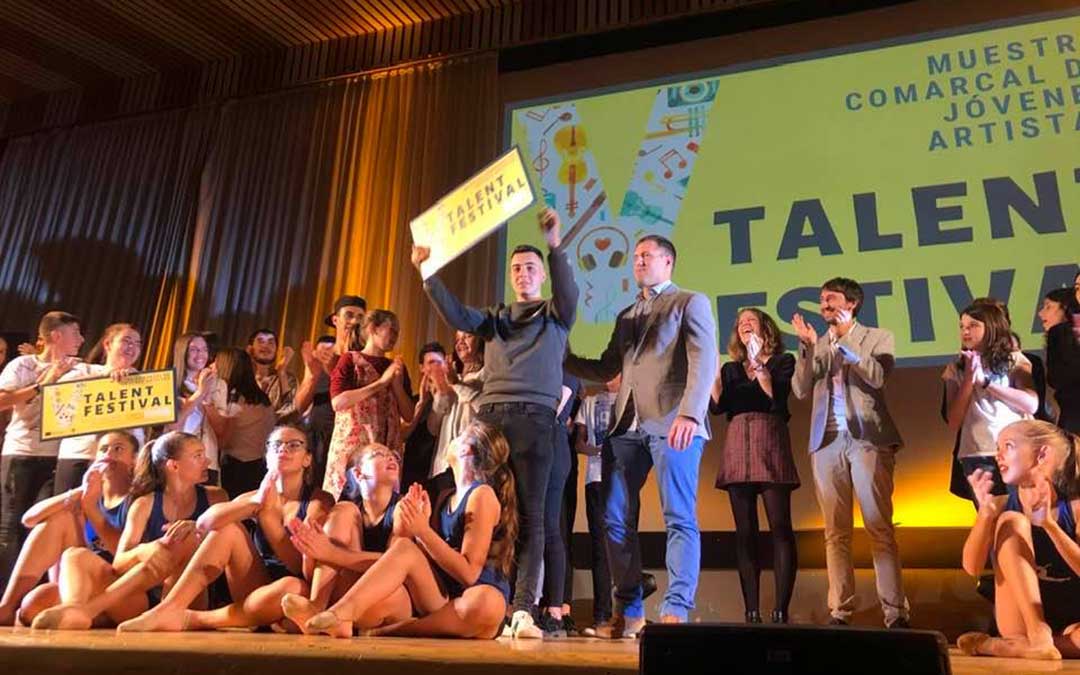 El primer clasificado, que sorprendió al público con un rap, recogiendo su premio.