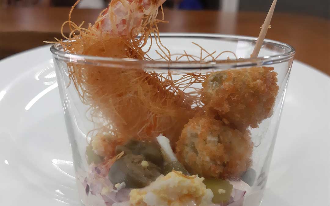 La tapa ganadora del Gastrobar Micelios está inspirada en los alimentos típicos de la hora del vermú./ Gastrobar Micelios