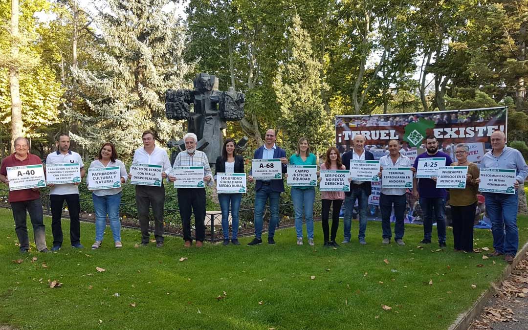 Foto de grupo de toda la candidatura al Congreso y al Senado de Teruel Existe